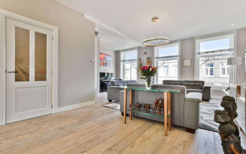  Modern living room with sleek SPC flooring, featuring contemporary furniture and decor.