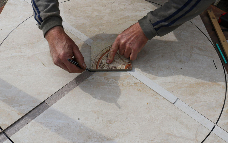  Creating a pattern from decorative tiles on a countertop